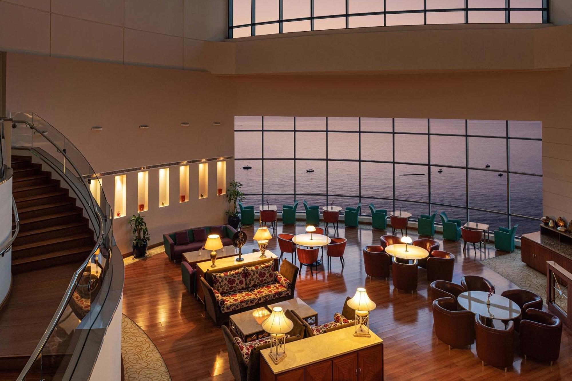Le Meridien Al Aqah Beach Resort Kültér fotó The lounge at the airport