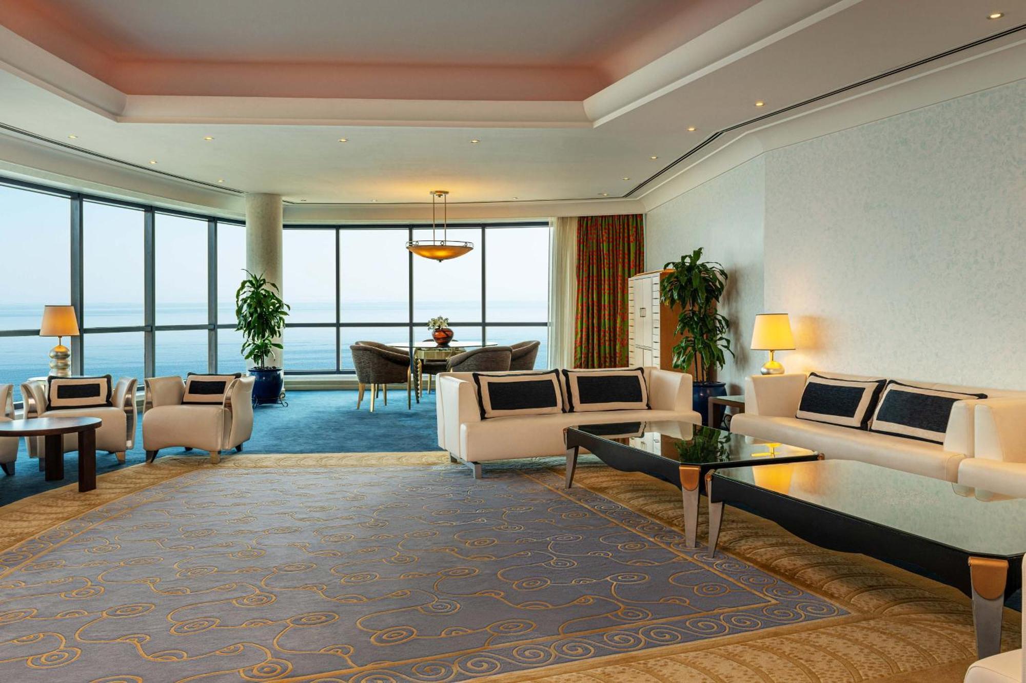 Le Meridien Al Aqah Beach Resort Kültér fotó A suite at the Jumeirah Atlantis