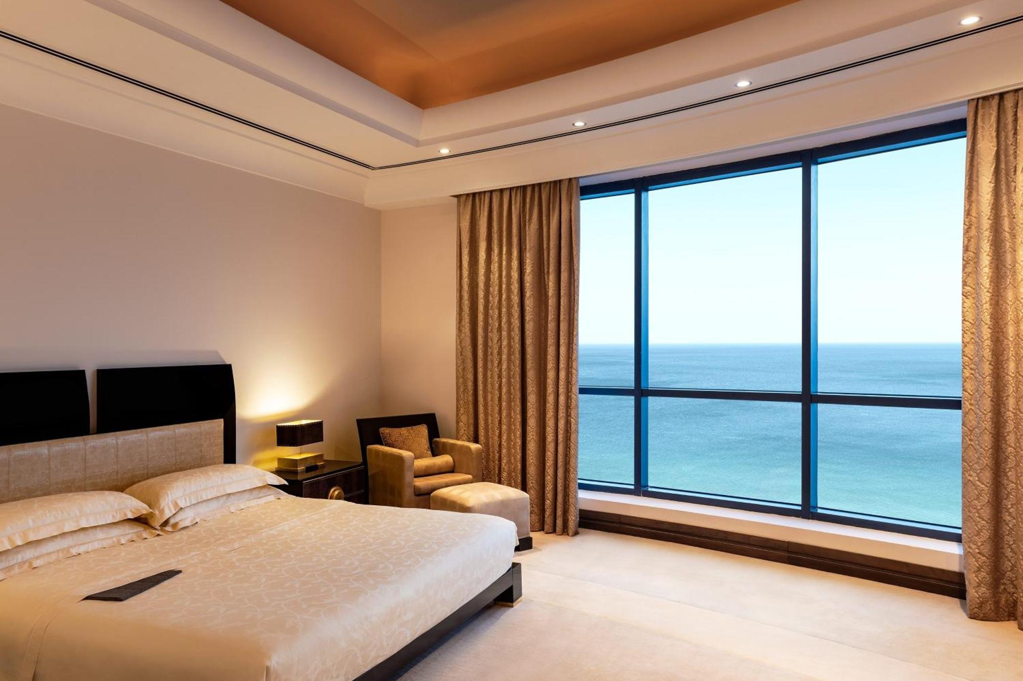 Le Meridien Al Aqah Beach Resort Kültér fotó A bedroom at the hotel