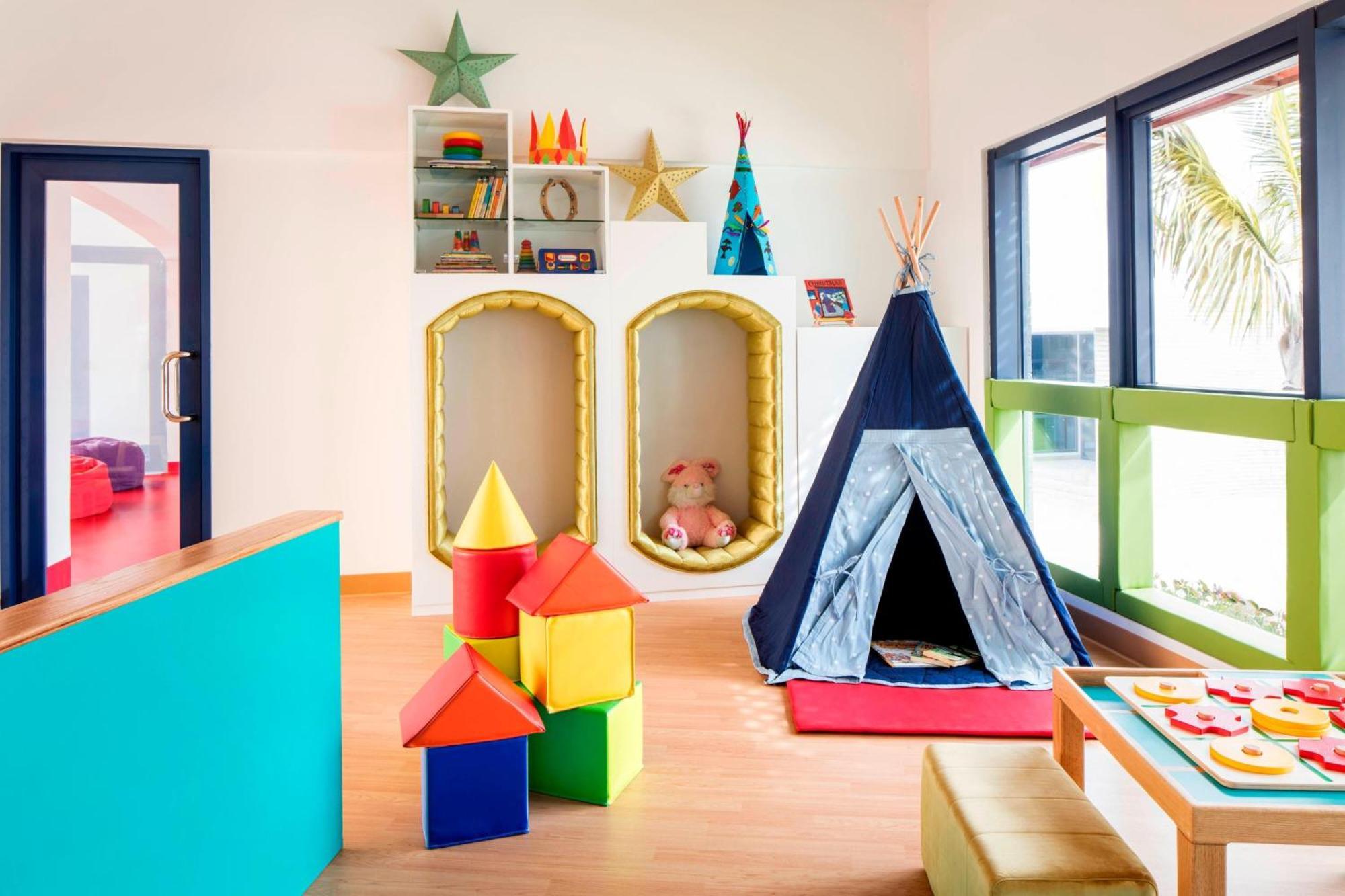 Le Meridien Al Aqah Beach Resort Kültér fotó A Montessori classroom
